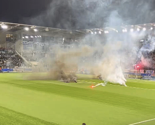 Έκαψαν τον χλοοτάπητα, έριξαν καπνογόνα - Χαμός από οπαδούς της Νόρκεπινγκ για τον υποβιβασμό (video)