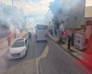 Η εντυπωσιακή ατμόσφαιρα των φίλων του Ολυμπιακού με πυρσούς και καπνογόνα στον δρόμο (video)