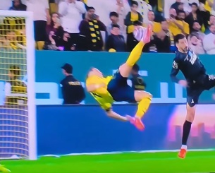 Ο Κριστιάνο ντύθηκε... Γεντβάι και έβαλε απίθανη γκολάρα με ανάποδο «ψαλιδάκι» (video)