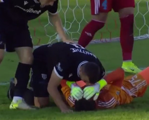 Ο Μάντζης σκόραρε για την Καλαμάτα και φίλησε τον τραυματισμένο τερματοφύλακα Τσιλιγγίρη (video)