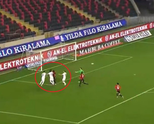 Πρωτοφανές σκηνικό στην Τουρκία: Ποδοσφαιριστές πλακώθηκαν, ο Μπόατενγκ σκόραρε σε κενή εστία και το γκολ μέτρησε (video)