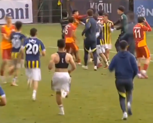 Χάος σε αγώνα Κ19 στην Τουρκία: Παίκτες της Φενέρ και της Γαλατασαράι μετέτρεψαν το γήπεδο σε... ρινγκ (video)