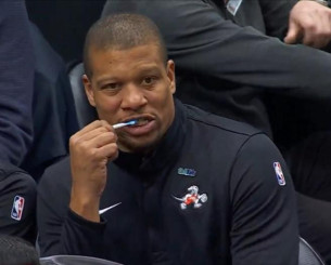 Ο Μάικ Μπατίστ βούρτσιζε τα δόντια του κατά τη διάρκεια αγώνα (video)