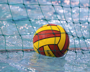 Επεισοδια σε αγώνα πόλο με αθλητή να σπάει τη μύτη αντιπάλου και να καταλήγει με χειροπέδες