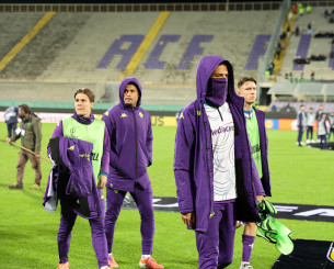 Το απόλυτο χάος στη Φιορεντίνα μετά την ΑΕΚ - Οι παίκτες τέθηκαν σε απομόνωση στο προπονητικό κέντρο