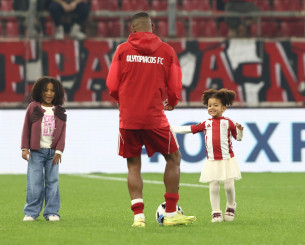 Το video του Athletiko με τον Ελ Κααμπί να παίζει με τα παιδιά του και να αποθεώνεται από το κοινό