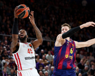 Απίστευτο putback κάρφωμα του Χολ που... ξέσπασε στο καλάθι της Μπαρτσελόνα (video)