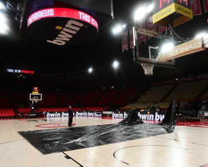 Μαύρα προστατευτικά στο ΣΕΦ για να καλυφθεί η οροφή που στάζει (video)