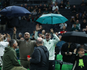 Φίλοι του Παναθηναϊκού άνοιξαν ομπρέλες στο Telekom Center! (photos)