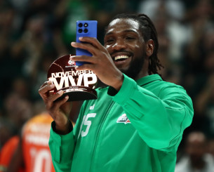 Ο Φαρίντ παρέλαβε το βραβείο του MVP για τον μήνα Νοέμβρη και τράβηξε μαζί του σέλφι (video)