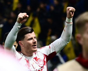 Παίκτες και κόσμος έγιναν ένα και πανηγύρισαν μαζί τη νίκη του Ολυμπιακού στο Καζακστάν (video)