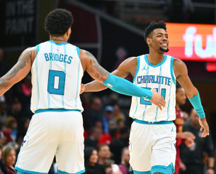 Οι Χόρνετς νίκησαν τους Μπλέιζερς και... συνεχίζουν να βάζουν δύσκολα στους Μπακς