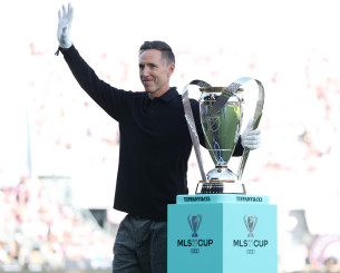 Ο λόγος που θρύλος του NBA μετέφερε το τρόπαιο του MLS πριν τον τελικό φορώντας γάντια (video)