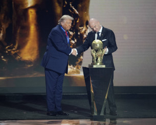 Ο Ντόναλντ Τραμπ βραβεύτηκε με το νεοσύστατο «Βραβείο Ειρήνης» της FIFA