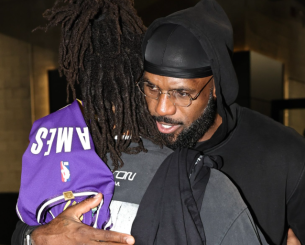 Η αναγνώριση του «Βασιλιά» στον... ανερχόμενο MVP: Το ξεχωριστό δώρο του ΛεΜπρόν στον Καστλ