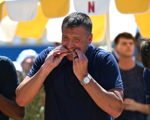 «Βυθίστηκε» στο αλκοόλ και στις ουσίες και τώρα ο «πιο μισητός άνθρωπος στον κόσμο» πουλάει ολυμπιακά μετάλλια για να ζήσει