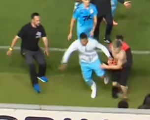 Οπαδός της Σάντος «μπούκαρε» στο γήπεδο για selfie με τον Νεϊμάρ και τραυμάτισε παίκτη (video)