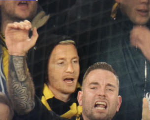 Εκεί που ανήκει - Ο Ρόις είδε το παιχνίδι της Ντόρτμουντ όρθιος στο πέταλο (photo)