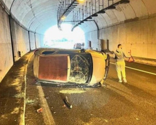 Στιγμές σοκ για την Πηγή Δεβετζή: Ενεπλάκη σε τροχαίο, ανετράπη το αυτοκίνητό της (video)