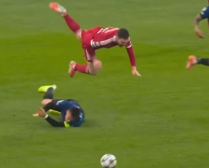 Ο Λαουτάρο... αναποδογύρισε τον Ρόμπερτσον με σκληρό τάκλιν (video)