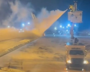 Προσπαθούσαν να ξεπαγώσουν το χιόνι για να αναχωρήσει ο Ολυμπιακός - Έφυγε με μια ώρα καθυστέρηση