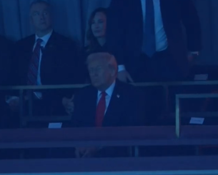 Η Μελάνια άργησε να πάει στην κλήρωση του Μουντιάλ - Το βλέμμα του Τραμπ (video)