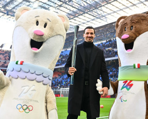 Ο Ιμπραΐμοβιτς περιμένει την Ολυμπιακή Φλόγα μέσα στο Σαν Σίρο (video)