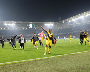 Απίστευτο περιστατικό με ασθενή στις κερκίδες της «OPAP Arena» - «Παιδιά, κάντε λίγο στην άκρη να δω το πέναλτι»