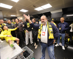 Ο Μάριος Ηλιόπουλος μοίρασε πριμ μισό εκατ. ευρώ μετά την πρόκριση της ΑΕΚ! (video)