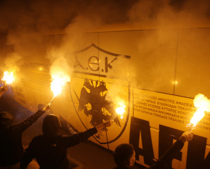 Αποθεωτική υποδοχή της ΑΕΚ στη Νέα Φιλαδέλφεια από την Original 21 (video)