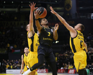 Τα παράπονα του Άρη για τη διαιτησία στο πρώτο ημίχρονο του αγώνα με την ΑΕΚ