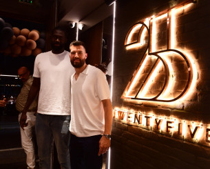 Ο Άλεκ Πίτερς προσκαλεί τον κόσμο στο εστιατόριο του (video)