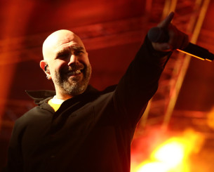 Τρέλα με Stavento που οργάνωσε εξέδρα στη γιορτή της Νέας Φιλαδέλφειας: «Εσύ, εσύ της μοίρας μου γραφτό…» (video)