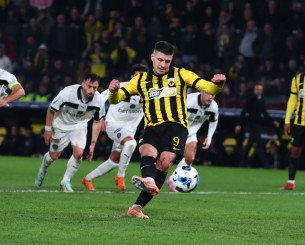 Χαμένο πέναλτι του Γιόβιτς στις καθυστερήσεις του ημιχρόνου (video)