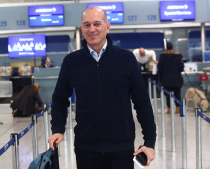 Ο Ολυμπιακός ταξίδεψε στη Μπολόνια με τους αδερφούς Αγγελόπουλους κι ο Γουόκαπ με τη σύντροφό του