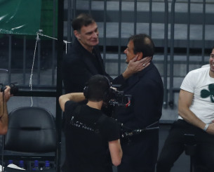 Αγκαλιά Αταμάν - Μπαρτζώκα πριν το πρώτο τζάμπολ του ντέρμπι «αιωνίων» (video)