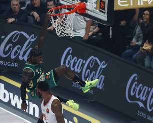 Πέρασε πάνω από τον Χολ και κάρφωσε εντυπωσιακά ο Ναν! (video)