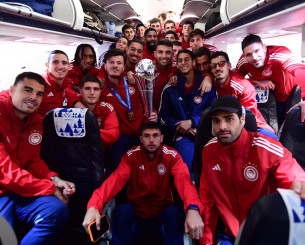 Η επιστροφή των τροπαιούχων απ' την Κρήτη παρέα με την κούπα