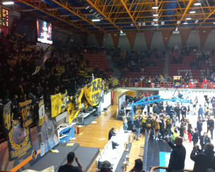 Έγιναν... ένα ομάδα και κόσμος μετά τη νίκη της ΑΕΚ στην Πάτρα (video)