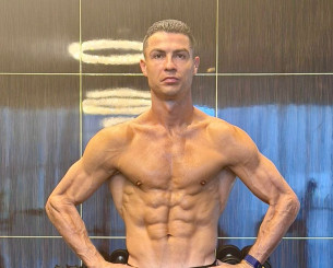 «Φέτες» στα 40 - Ο Κριστιάνο Ρονάλντο ποζάρει ημίγυμνος μετά τη σάουνα το καλογυμνασμένο σώμα του