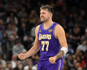 Ο «τριπλός» Ντόντσιτς οδήγησε τους Λέικερς, δραματική νίκη για τους Μάβερικς στην παράταση