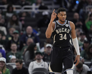 Με νικητήριο κάρφωμα του Αντετοκούνμπο οι Μπακς νίκησαν τους Χόρνετς