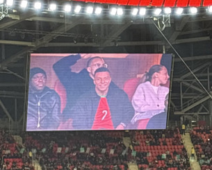 Ο Εμπαπέ βλέπει από κοντά με φανέλα του Μαρόκο τον αγώνα κόντρα στο Μάλι - Ποιός ο λόγος (video)