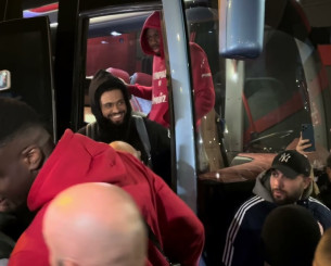 Η αποθεωτική υποδοχή στο ΣΕΦ και η αγκαλιά του Γιώργου Αγγελόπουλου στον Μπαρτζώκα (videos)