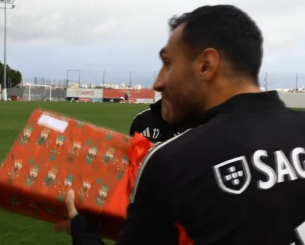 Ο Παυλίδης και οι παίκτες της Μπενφίκα μοίρασαν δώρα και χαμόγελα σε μικρά παιδιά (video)