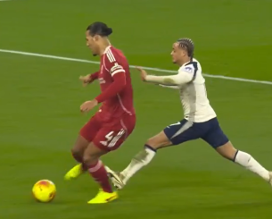 Αποβολή στο Τότεναμ - Λίβερπουλ: «Δολοφονικό» μαρκάρισμα του Τσάβι Σίμονς στον Φαν Ντάικ (video)