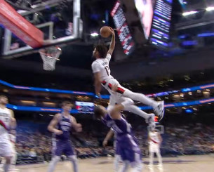 Τι κάρφωμα έκανε ο Σέιντον Σαρπ: Ο Καναδός έβαλε... μέσα στο καλάθι τον Γουέστμπρουκ (video)