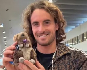 Έφτασε στο Περθ ο Τσιτσιπας και μετράει αντίστροφα για την πρεμιέρα της νέας χρονιάς (video)