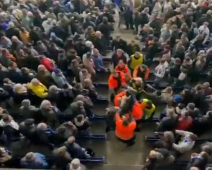 Ξέφυγε η κατάσταση στο Εσπανιόλ - Μπαρτσελόνα: Χρειάστηκαν επτά σεκιούριτι για να απομακρύνουν οπαδό