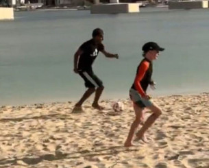 Ο Γιαμάλ δεν χάλασε χατίρι σε θαυμαστές του - Έπαιξε μαζί τους μπάλα στην άμμο στο Ντουμπάι (video)
